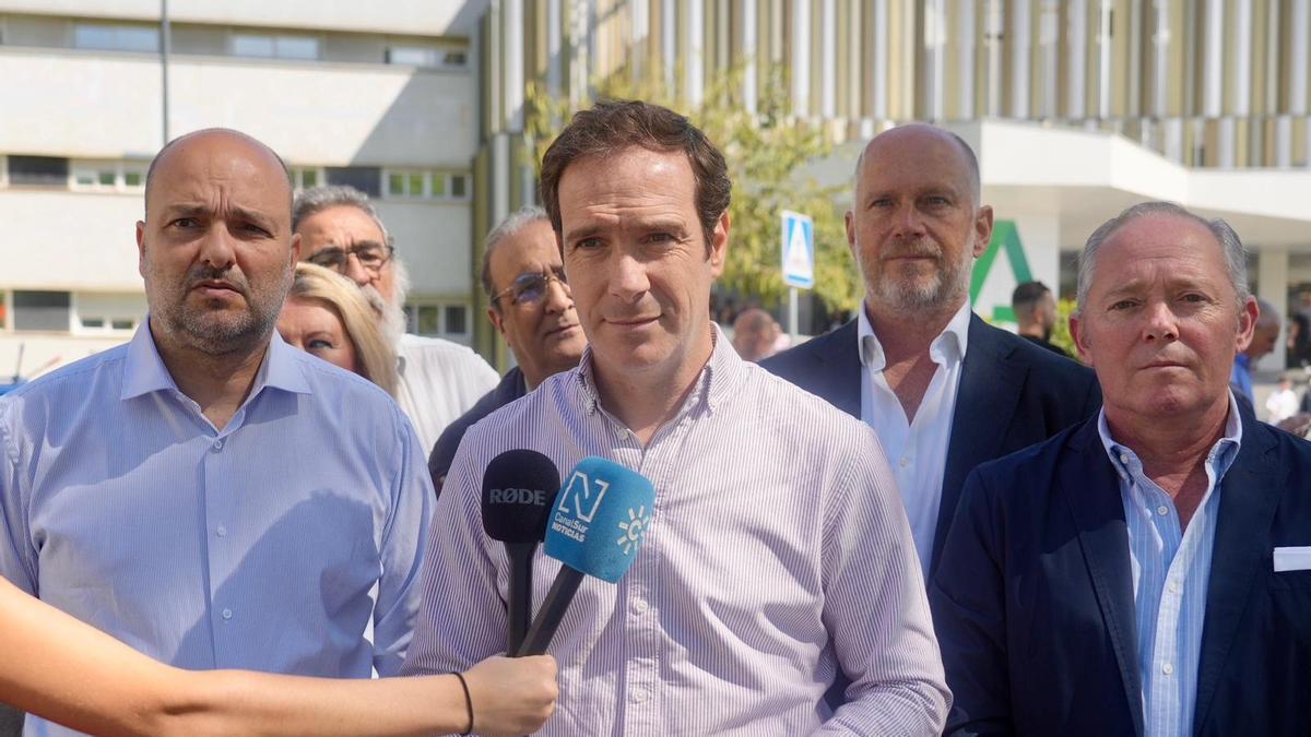 Javier Cortés (c), número 1 de Vox por Sevilla.