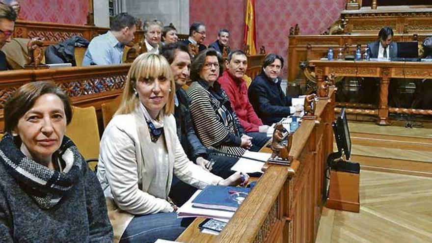 La senadora Soler (segunda por la izquierda) ayer entre el resto de miembros del PP en el Consell.