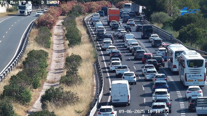 Atasco kilométrico en la Vía de Cintura de Palma al perder un camión parte de su carga
