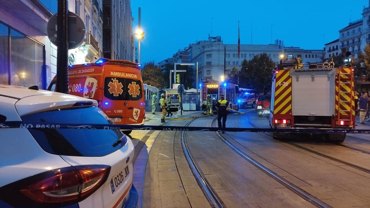 Revuelo en el centro de Zaragoza por un incendio en un edificio del Coso