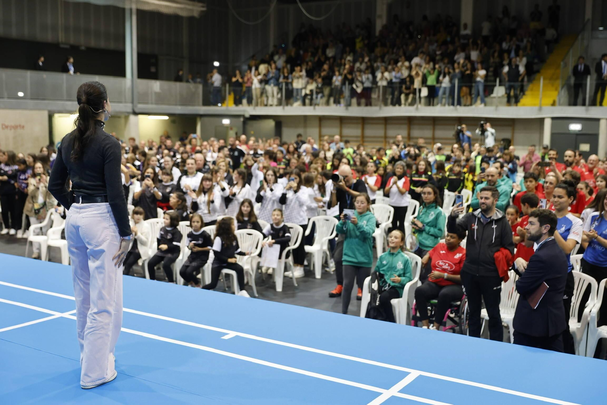 Carolina Marín recibe el cariño de medio millar de deportistas asturianos en Gijón y la visita sorpresa de Saúl Craviotto