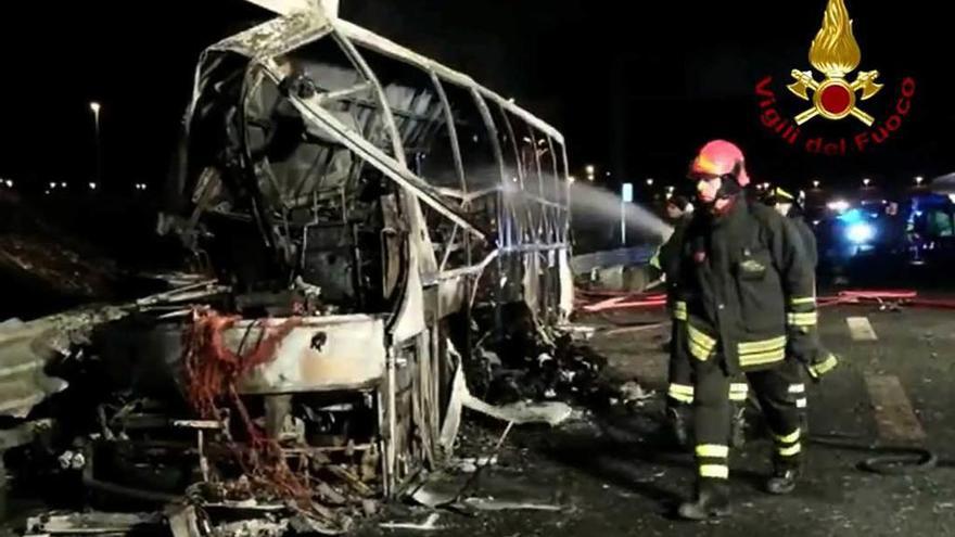 Mueren quemados 16 chicos al chocar su autocar contra un poste en Italia