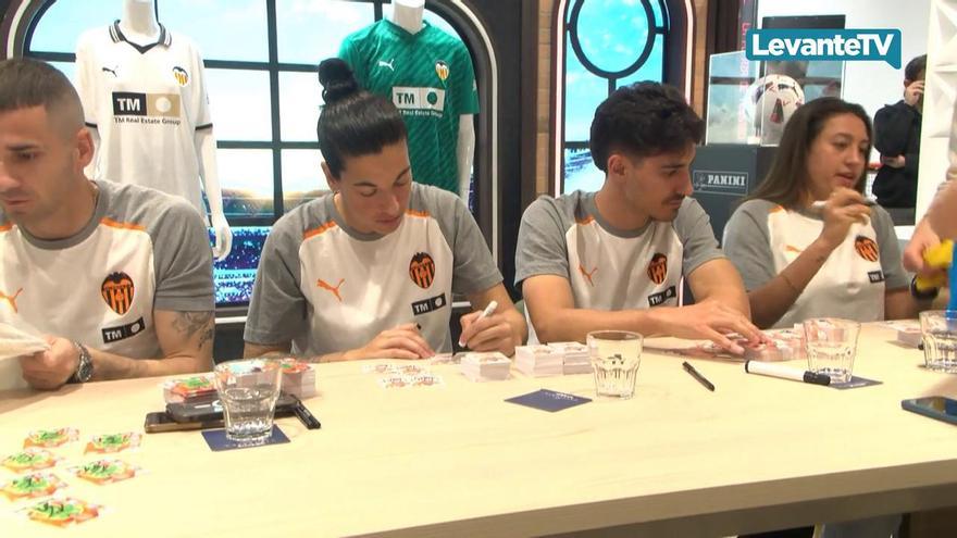 Firma d´autògrafs dels jugadors i de les jugadores del Valencia CF, Jaume Domènech, André Almeida, Fiamma Benítez y Marta Carro