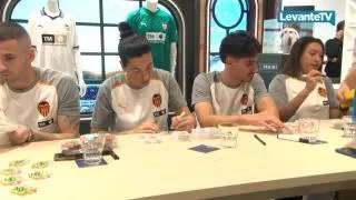 Firma d´autògrafs dels jugadors i de les jugadores del Valencia CF, Jaume Domènech, André Almeida, Fiamma Benítez y Marta Carro