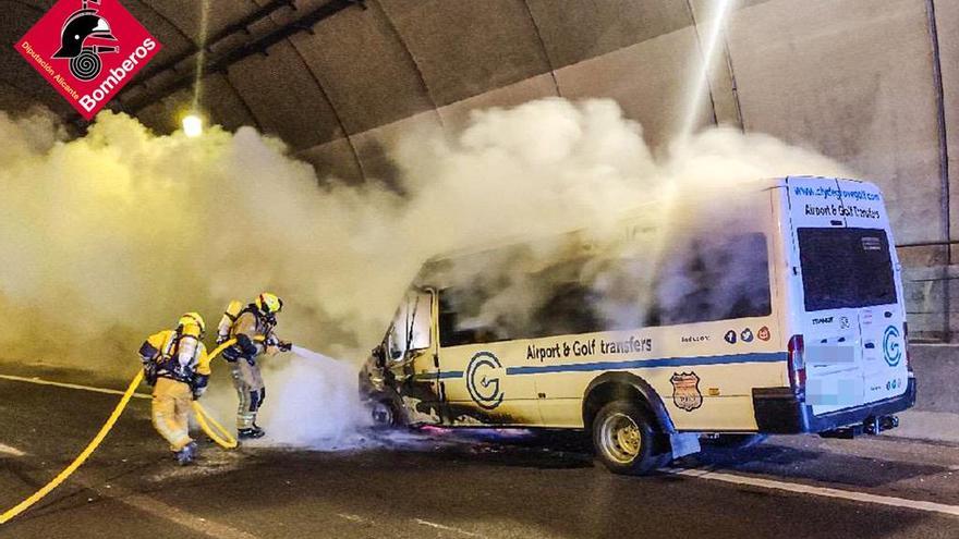 Una furgoneta se incendia en el túnel de Pilar de la Horadada y obliga a cerrar el tráfico