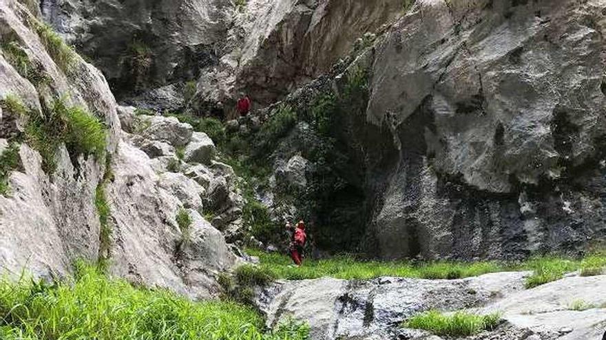 Muere una vizcaína de 65 años al caer desde 50 metros en la ruta del Cares