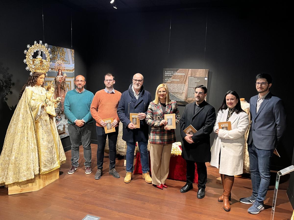 Los participantes en el acto de apertura de la exposición en el Museo Dámaso Navarro de Petrer.