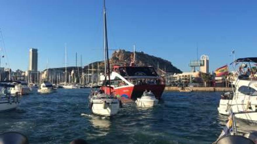 Imagen de los barcos en la bahía de Alicante.