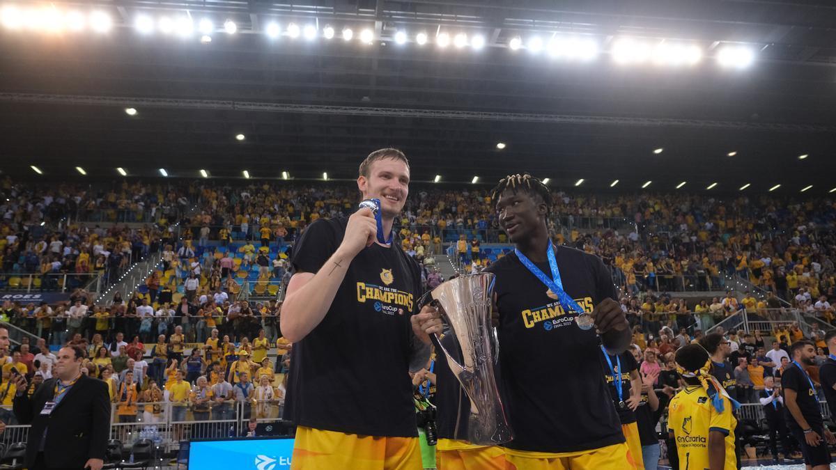 Olek Balcerowski -izquierda- , junto a Khalifa Diop, celebran la consecución del título de la Eurocup