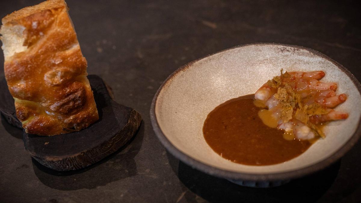 La gambas con pollo y 'focaccia' casera del restaurante Direkte.