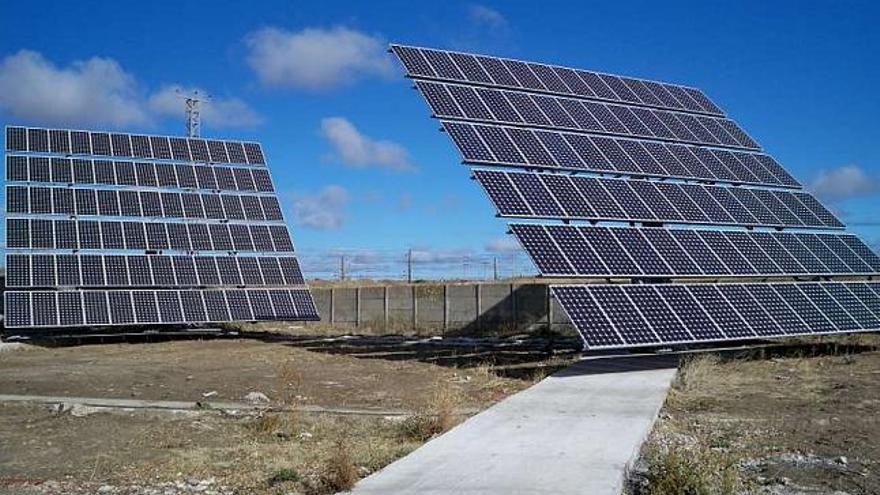 Seguidores solares de dos ejes como los que se instalarán en Huesca. / la opinión