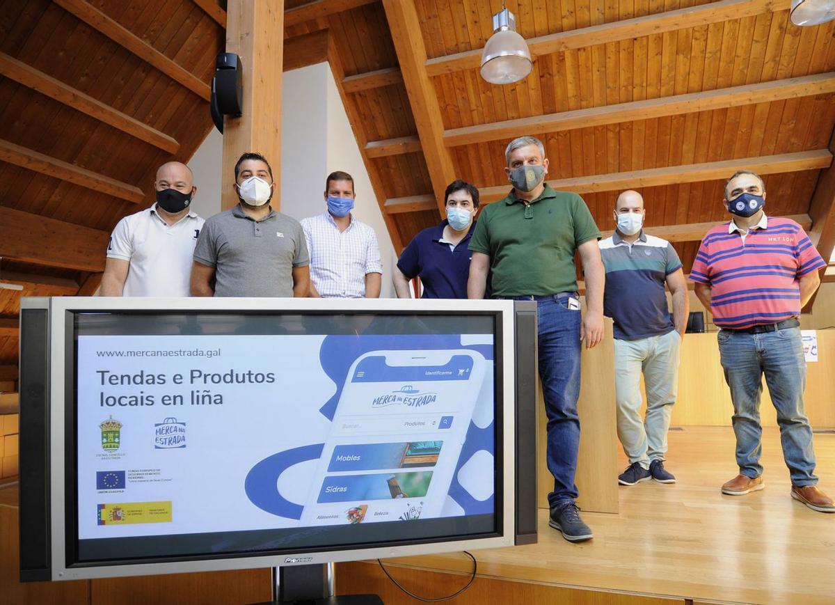 Presentación de la plataforma Merca na Estrada en el consistorio de A Estrada en el año 2020. |   // BERNABÉ