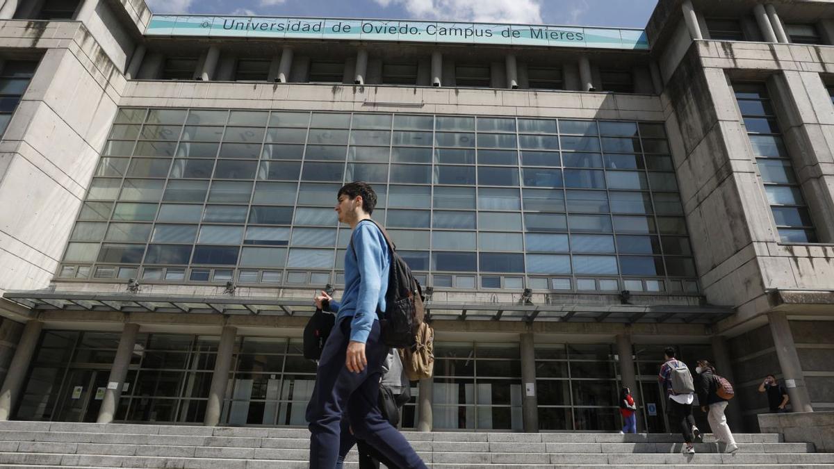 Alumnos a la entrada del edificio científico-tecnológico, actual sede de la Escuela Politécnica de Mieres. | Luisma Murias