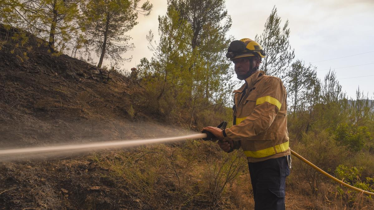 Un bomber treballant en l&#039;extinció del foc del Pont el dia de l&#039;inici