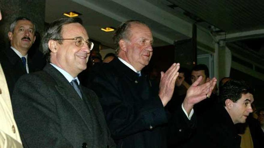 Florentino Pérez, don Juan Carlos y Matas, en el palco del Santiago Bernabéu en febrero de 2003.
