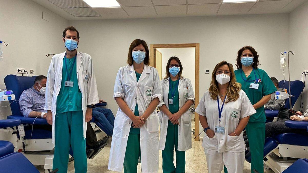 La responsable de Neurología del hospital Reina Sofía, María Teresa Cáceres, junto a otros profesionales de la unidad.