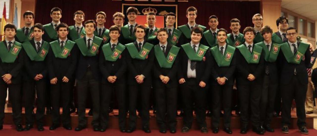 Foto de familia de los alumnos graduados.