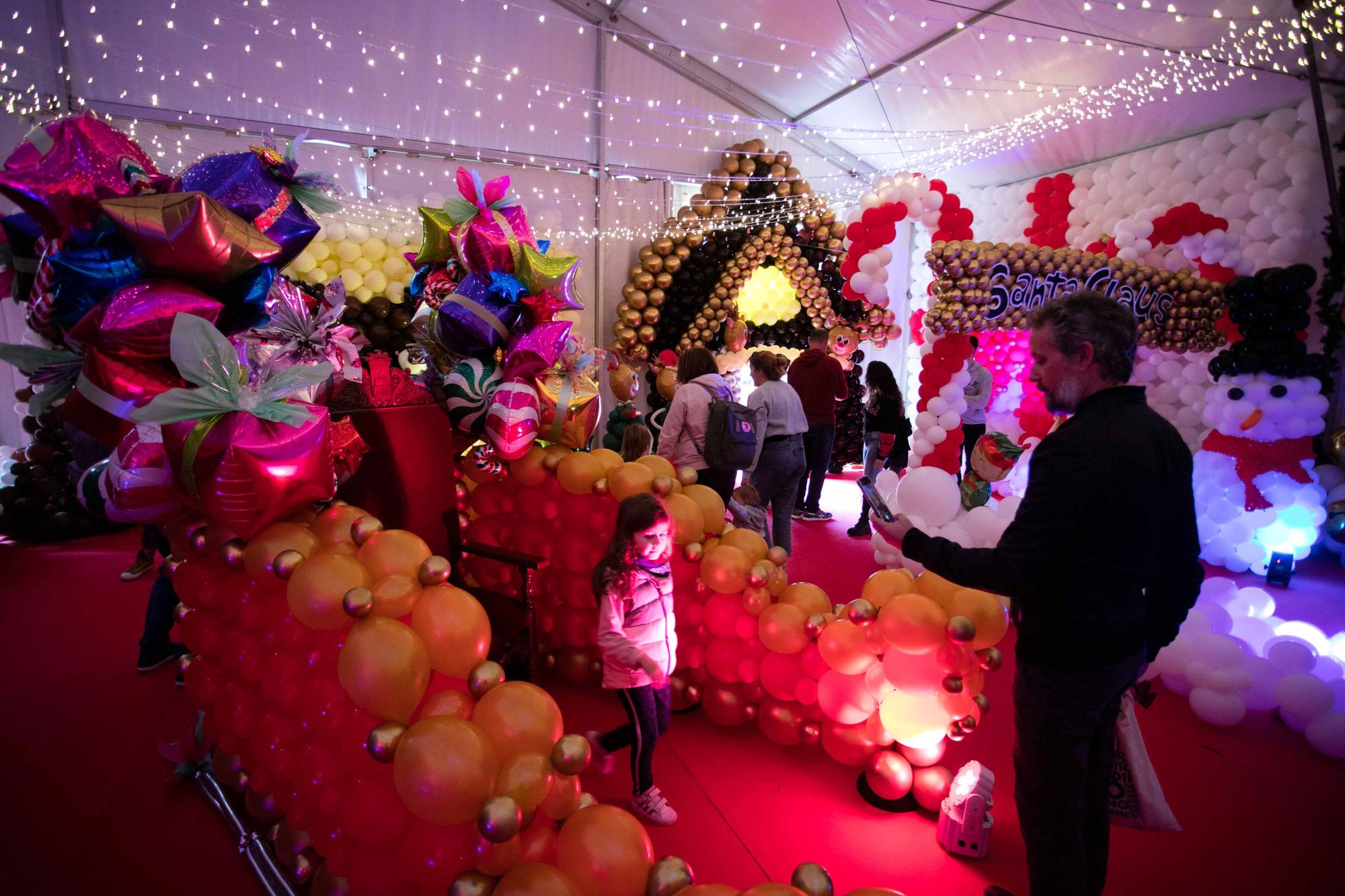 Galería de imágenes de Ibiza Ballon Wonderland, un pueblo navideño con 100.000 globos