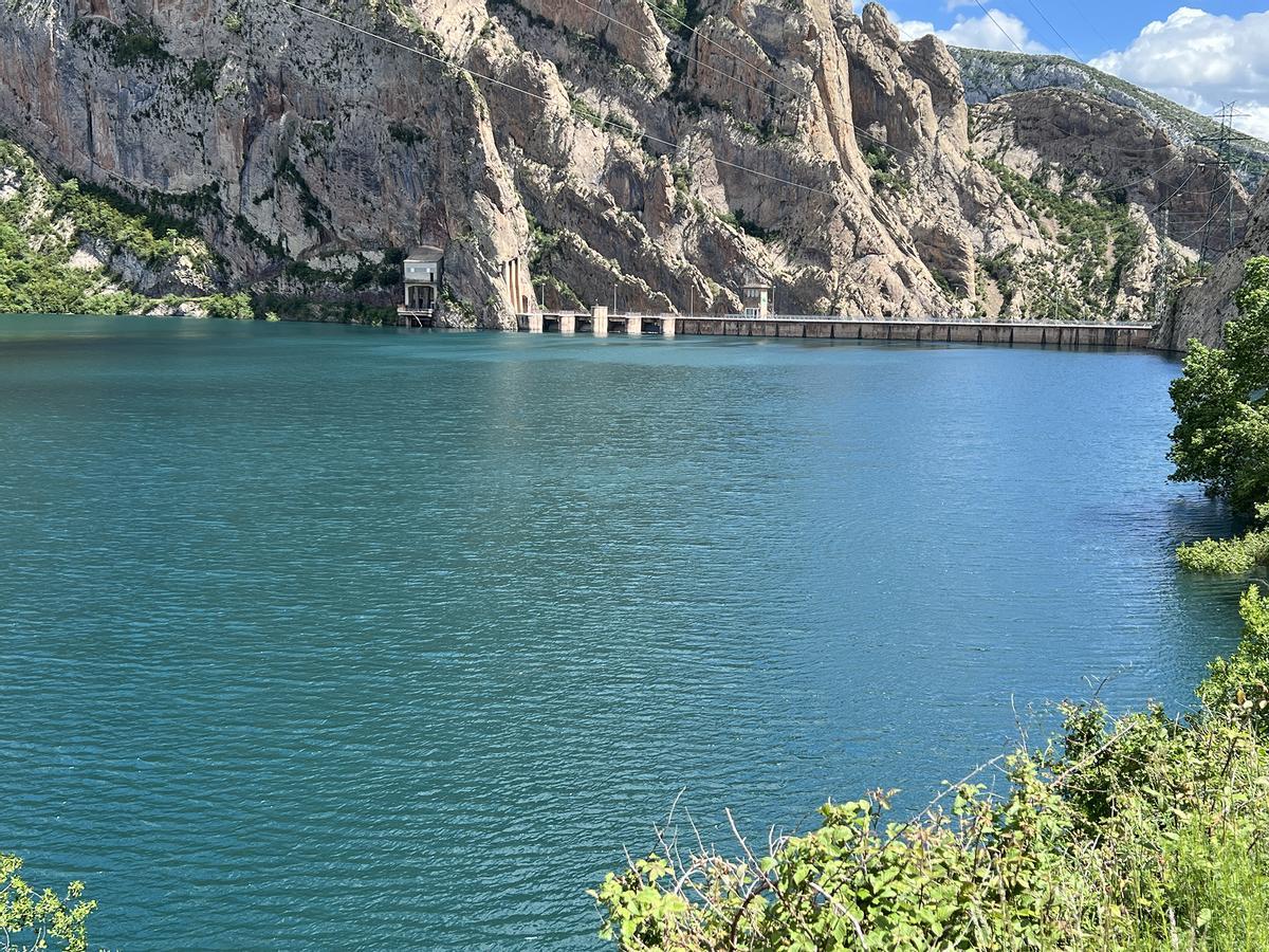 El pantano de Escales, lleno, empieza a desembalsar agua