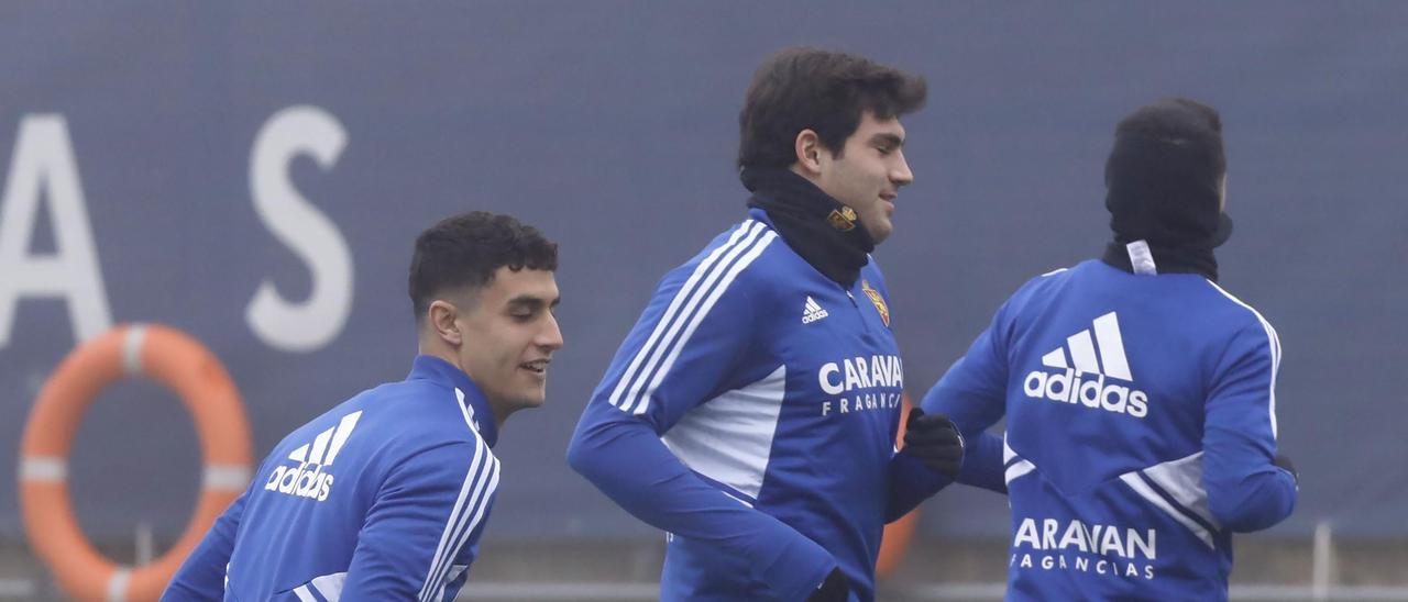 Iván Azón se ejercita junto a Marcos Luna en el entrenamiento del Real Zaragoza.