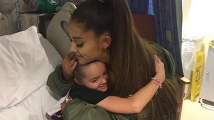 La cantante Ariana Grande visita a un fan.