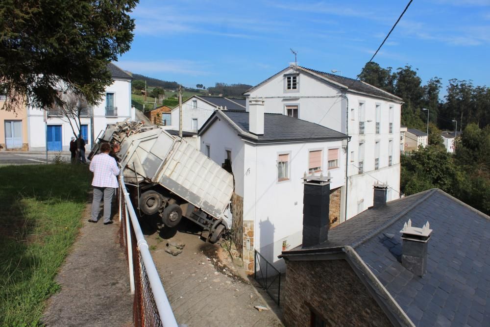 Un camión de la basura se empotra contra una casa en San Tirso de Abres