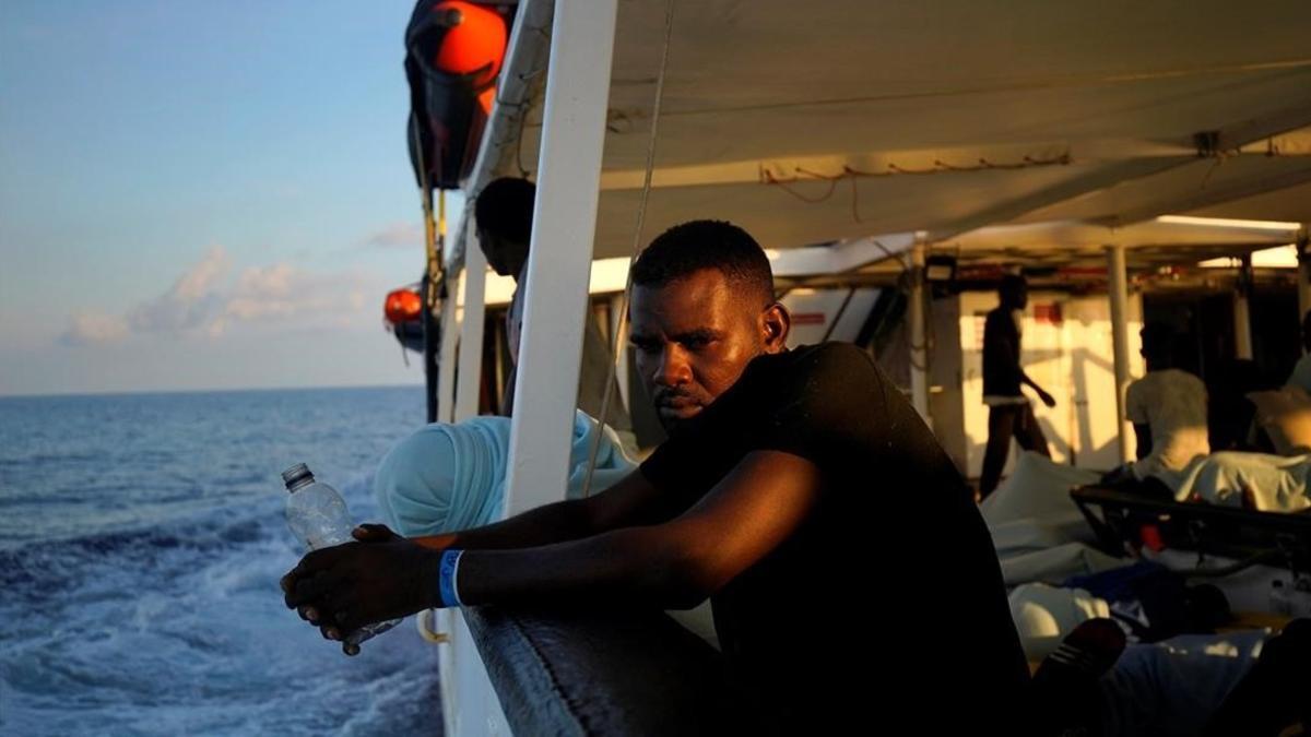 Un migrante en la cubierta del 'Open Arms'.