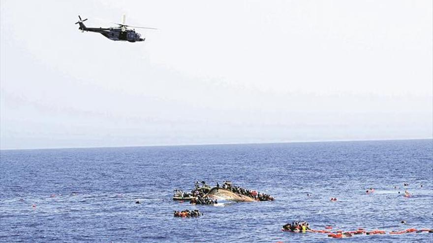 Más de cien desaparecidos al naufragar junto a Libia