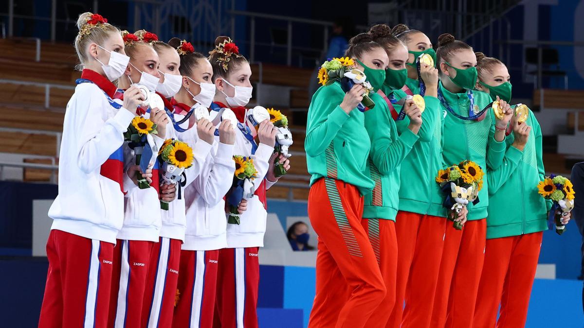 El equipo búlgaro, con el oro en el podio junto al conjunto de la federación rusa.