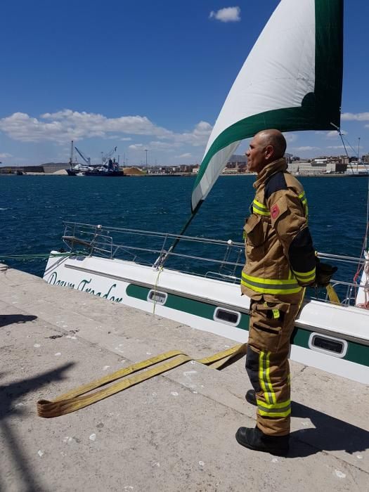 Un herido al arder un catamarán en el Puerto de Alicante