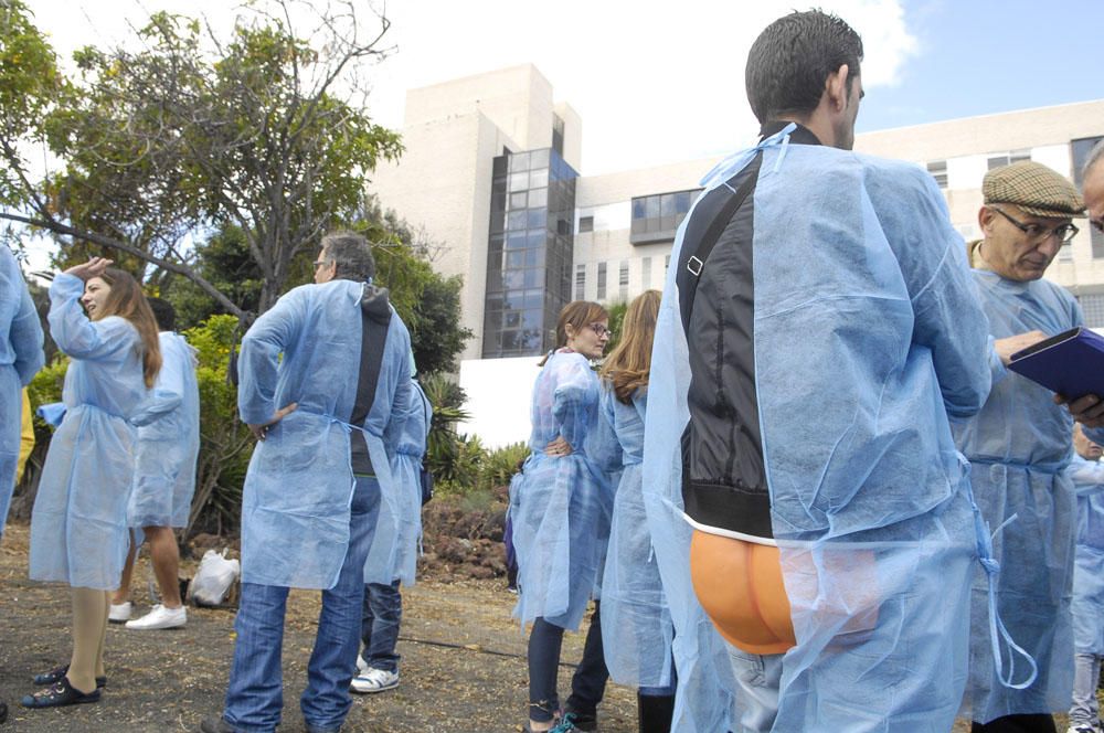 Concentración frente al Hospital Doctor Negrín en defensa de la sanidad pública