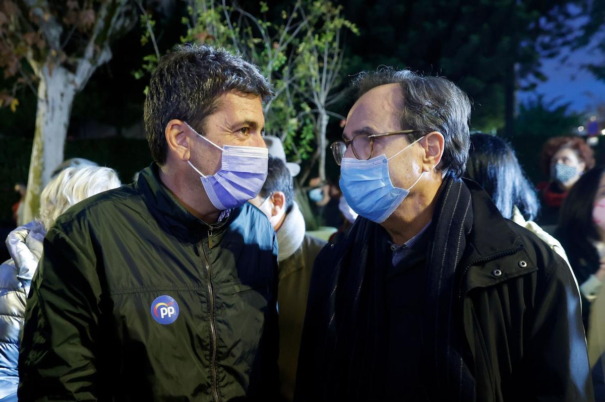 Varios centenares de personas se manifiestan en el corazón de Alicante para reclamar más fondos públicos para la Comunidad Valenciana. Carlos Mazón conversa con el conseller de Hacienda, Vicent Soler. Ximo Puig junto con Mónica Oltra en la manifestación de València. GRAFCVA730. VALENCIA, 20/11/2021.- El conseller de Hacienda, Vicent Soler (d), conversa con el presidente del PP de la Comunitat Valenciana, Carlos Mazón, manifestación convocada por la plataforma Per un finançament just bajo el lema "Un pueblo unido por una financiación justa" para reclamar una financiación justa y que esta autonomía deje de ser la peor financiada de toda España y de tener una renta per cápita doce puntos por debajo de la media nacional. EFE/Kai Försterling