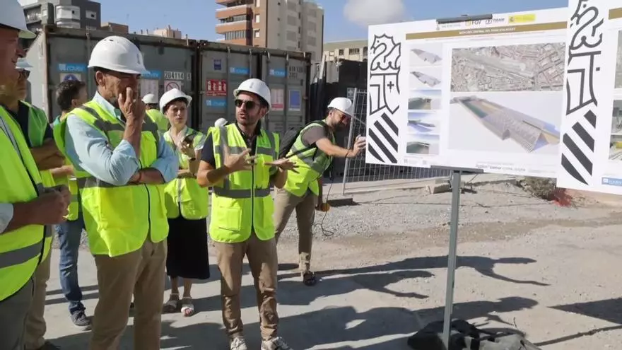 El conseller Vicente Martínez Mus y el alcalde Luis Barcala visitan las obras de la Estación Central del TRAM de Alicante