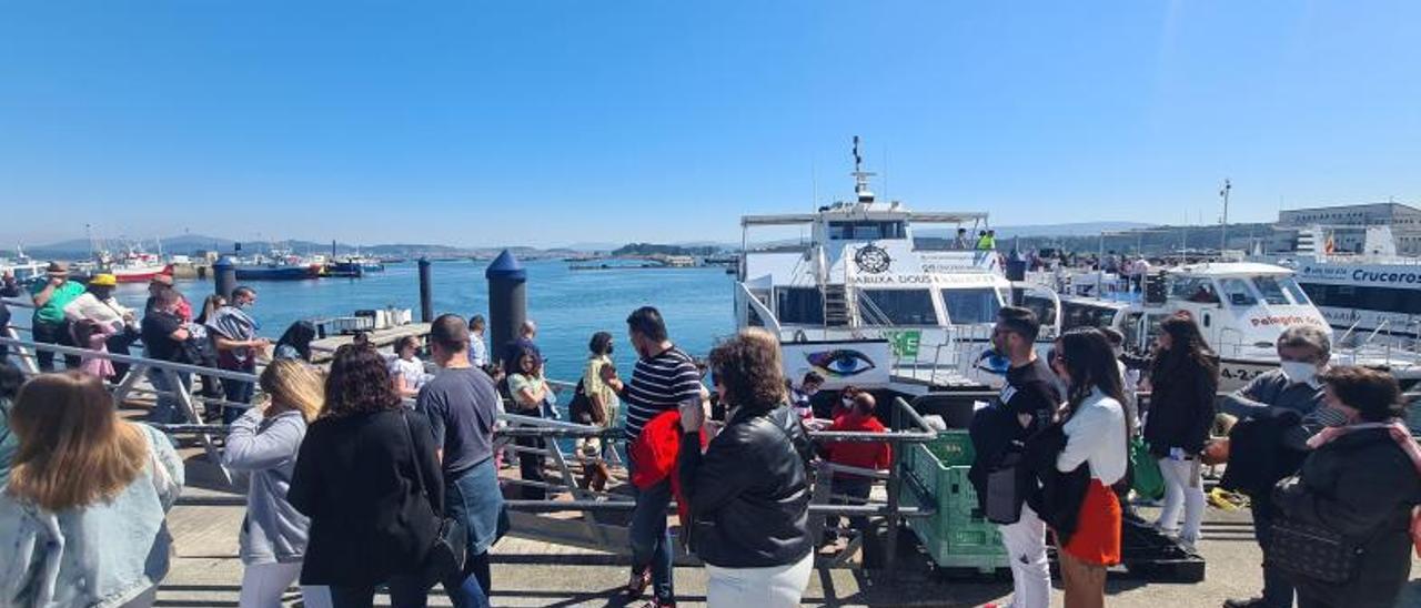 Turistas haciendo cola para poder embarcar en alguno de los catamaranes que operan en O Grove. |   //  M. MÉNDEZ