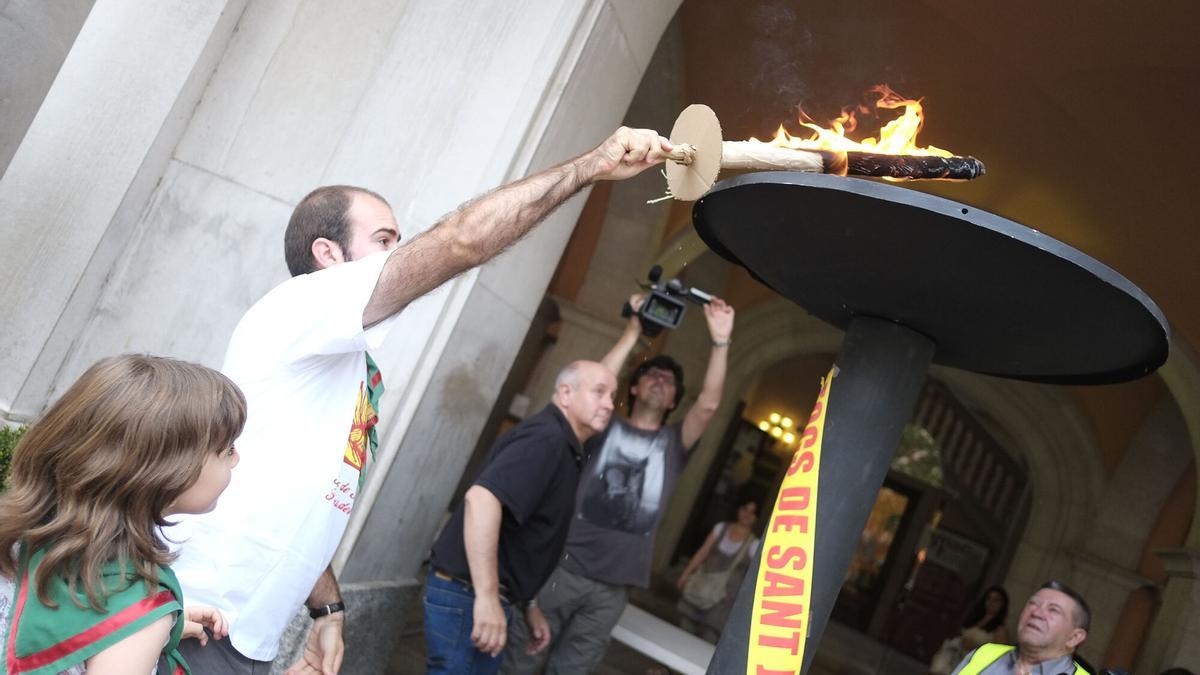 L'arribada de la Flama del Canigó a Figueres, en una imatge d'arxiu.
