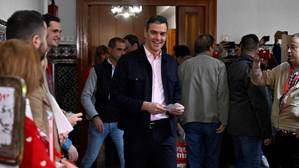 Pedro Sánchez ejerce su derecho al voto en el Colegio de Nuestra Señora del Buen Consejo, en Madrid