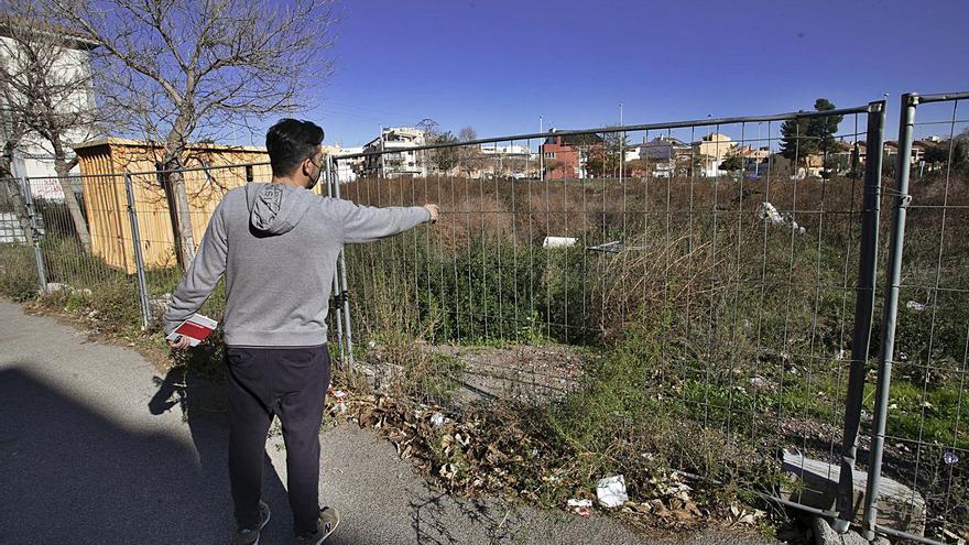 Un vecino muestra el mal estado de la zona vallada que se estaba urbanizando. | TORTAJADA