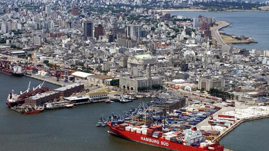 Vista aérea de las instalaciones portuarias de Montevideo.  // G.U.