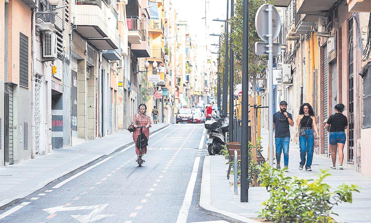 Unam ujer cirucla en patinete por la calle Sevilla el pasado sábado
