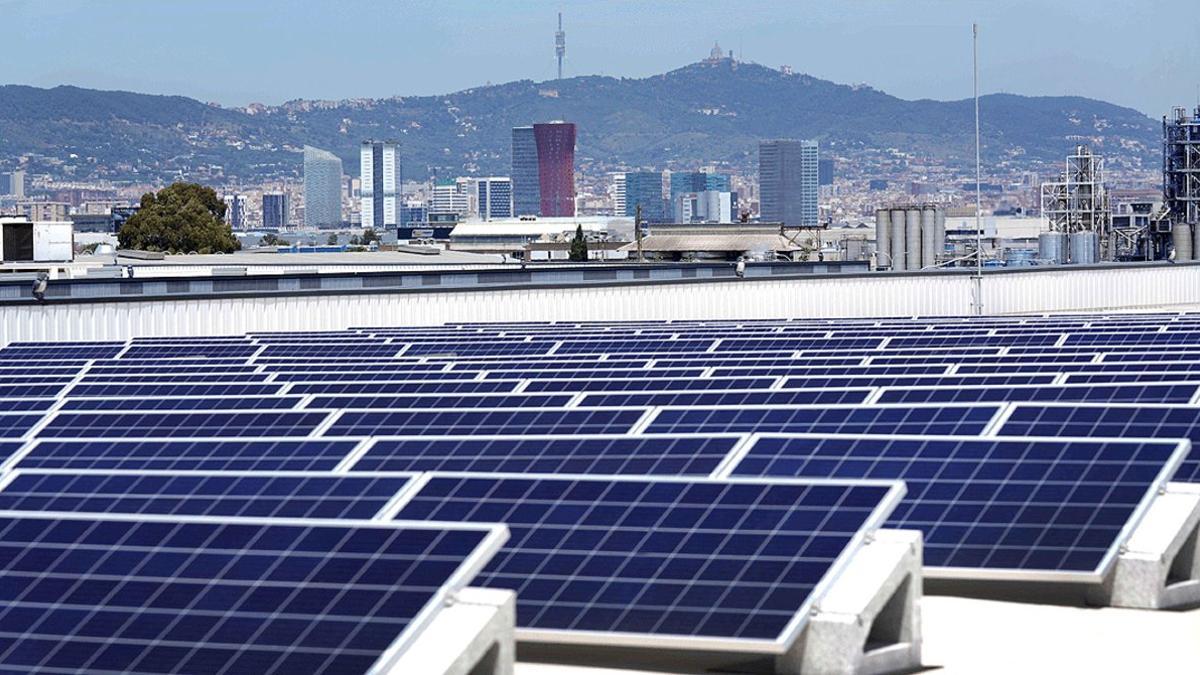 Placas solares en la cubierta de una empresa de Barcelona