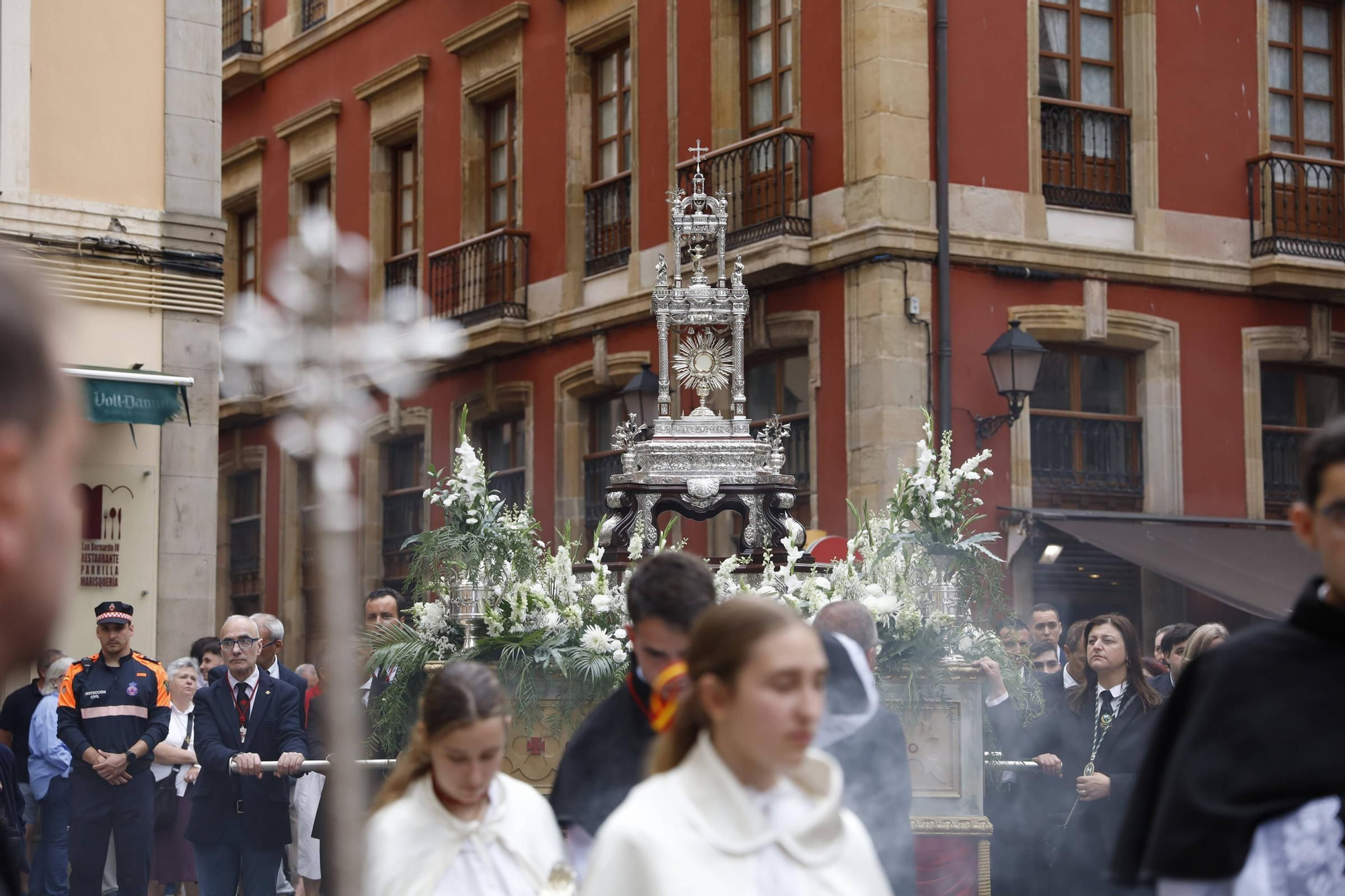 Pétalos, incienso, niños... así fue la procesión del Corpus Christi en Gijón (en imágenes)