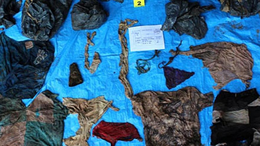 Prendas de ropa encontradas junto a los restos de la fosa.