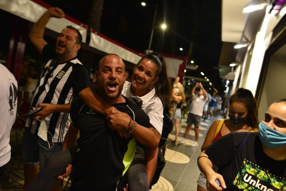 La afición celebra el ascenso del FC Cartagena