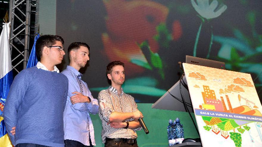 Tres jóvenes diseñan macetas para cargar móviles con energía de plantas