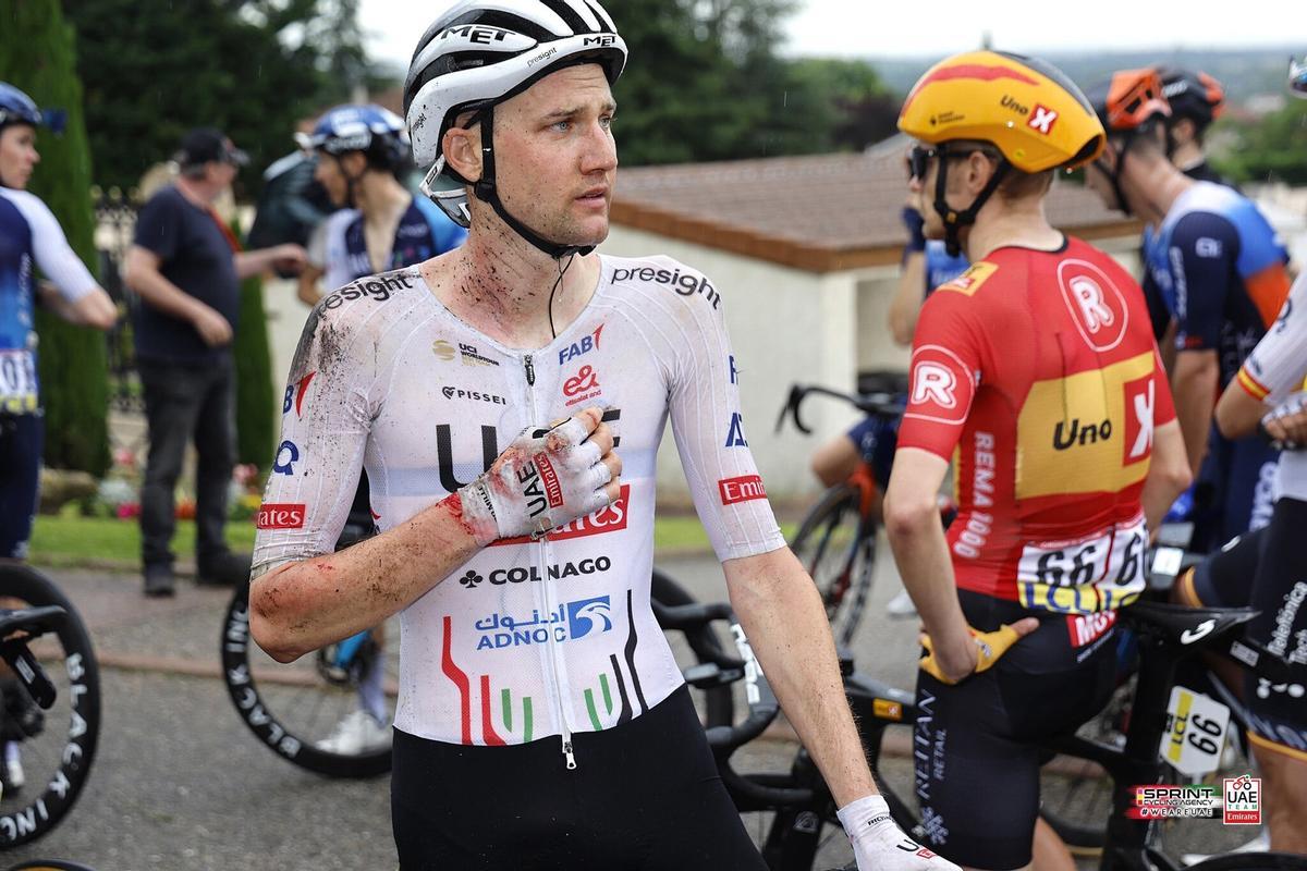 La falta de coches de asistencia obligó a la dirección de carrera a neutralizar la etapa