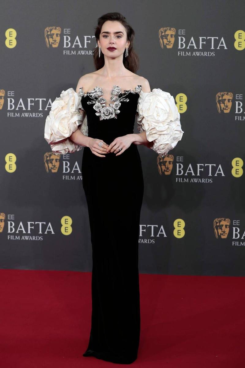 Lily Collins en la alfombra roja de los BAFTA 2024
