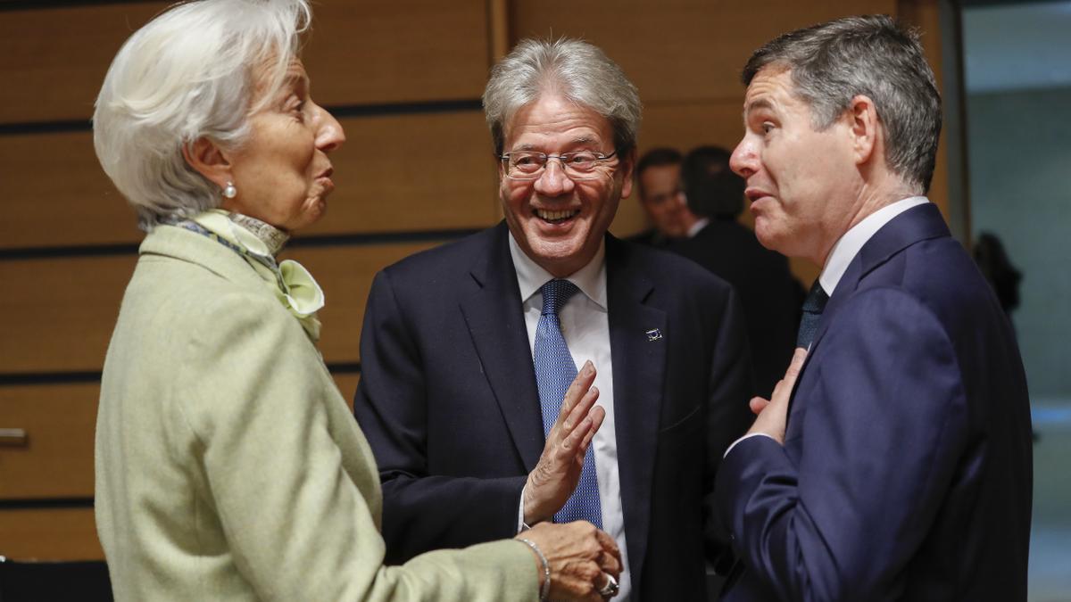 Eurogroup Finance Ministers council in Luxembourg  Luxembourg (Luxembourg), 04/04/2022.- (L-R) Christine Lagarde, president of the European Central Bank (ECB), European Commissioner in charge of Economy Paolo Gentiloni, and President of the Eurogroup Irish Finance Minister Paschal Donohoe chat at the start of a Finance Ministers meeting in Luxembourg, 04 April 2022.