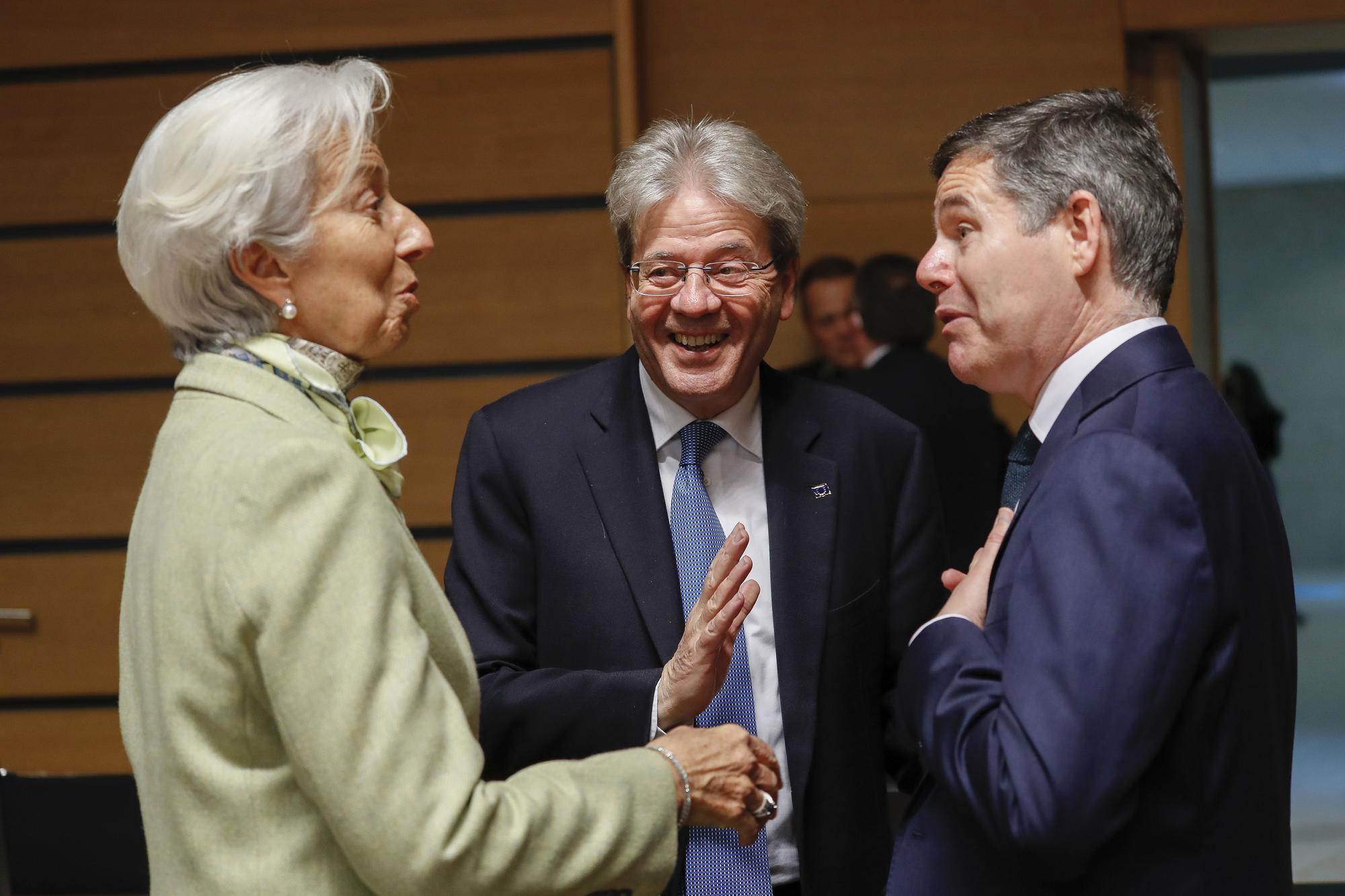 Eurogroup Finance Ministers council in Luxembourg  Luxembourg (Luxembourg), 04/04/2022.- (L-R) Christine Lagarde, president of the European Central Bank (ECB), European Commissioner in charge of Economy Paolo Gentiloni, and President of the Eurogroup Irish Finance Minister Paschal Donohoe chat at the start of a Finance Ministers meeting in Luxembourg, 04 April 2022.