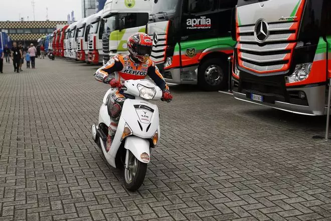 Marc Márquez le 'roba' la vespa a un periodista