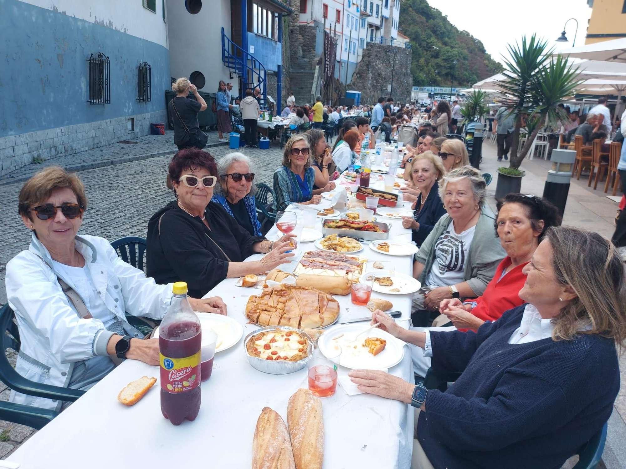 En imágenes: En imágenes: Más de 1.200 personas participan en la tercera comida en la calle de Cudillero